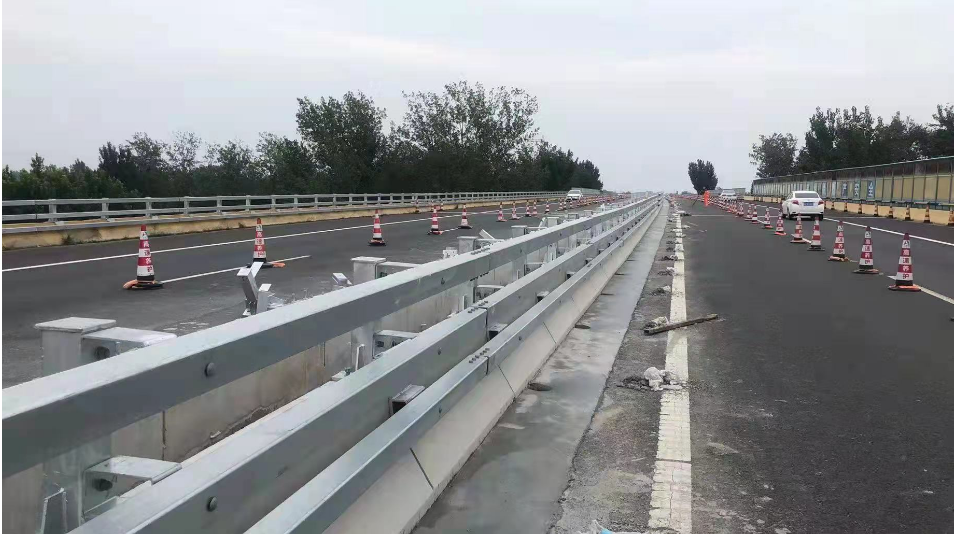 山東路橋章丘G351菏寶高速菏澤段金屬梁柱式護(hù)欄1